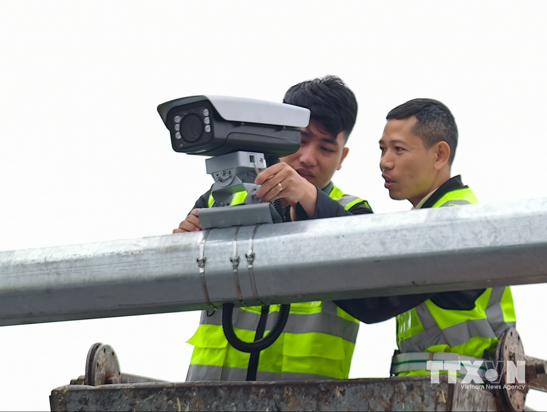 Lắp đặt hệ thống camera tích hợp trí tuệ nhân tạo (AI) tại nút giao Phạm Hùng - Khuất Duy Tiến. Hệ thống 1.873 camera AI của Công an thành phố Hà Nội từng bước nâng cao cơ sở hạ tầng và góp phần bảo đảm an toàn, giảm ùn tắc giao thông của Thủ đô. (Ảnh: Quốc Lũy/TTXVN)